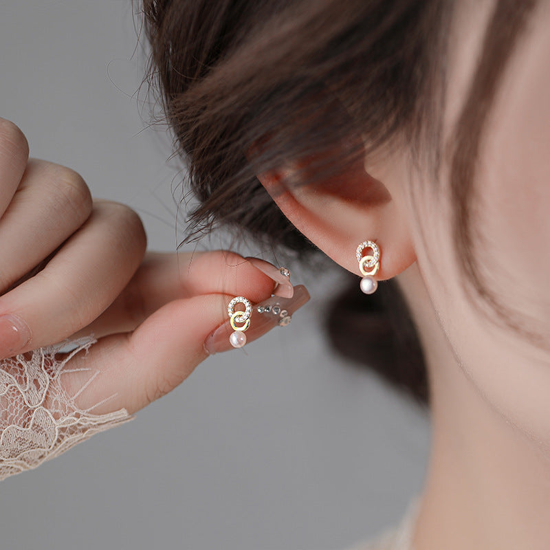 Aretes de doble aro con perlas
