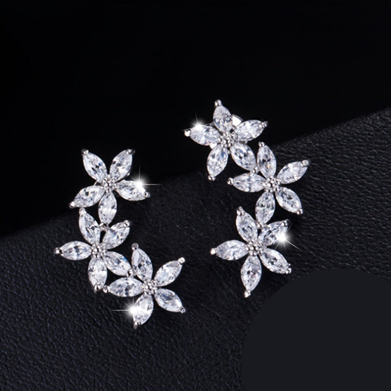 Aretes para mujer en plata con diseño de flores (Plata)