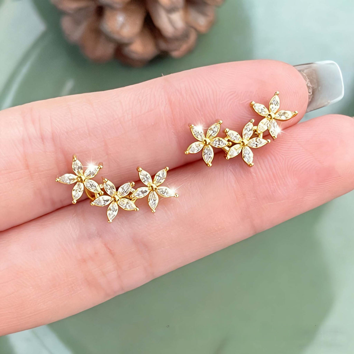 Aretes para mujer en plata con diseño de flores (Oro)