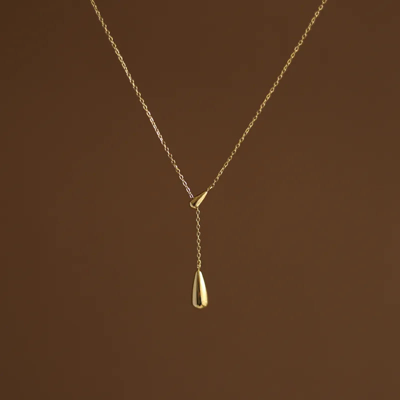 Collar largo con dije de gota, acero 304 con baño de oro 18k