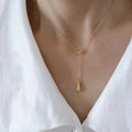 Collar largo con dije de gota, acero 304 con baño de oro 18k