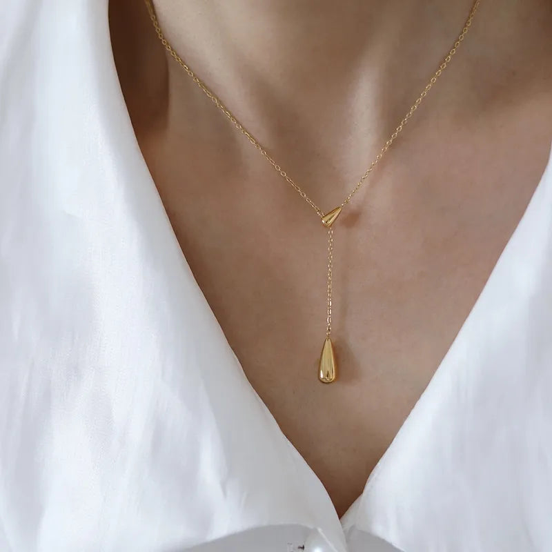 Collar largo con dije de gota, acero 304 con baño de oro 18k