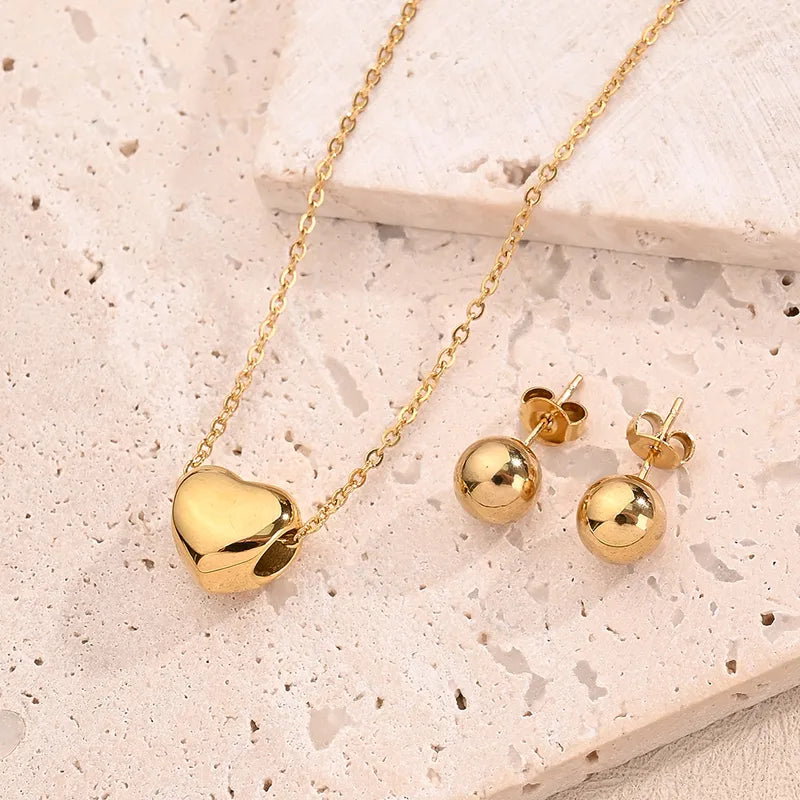 Set de collar con corazón y aretes de bolita, acero 304 con baño de oro 18k