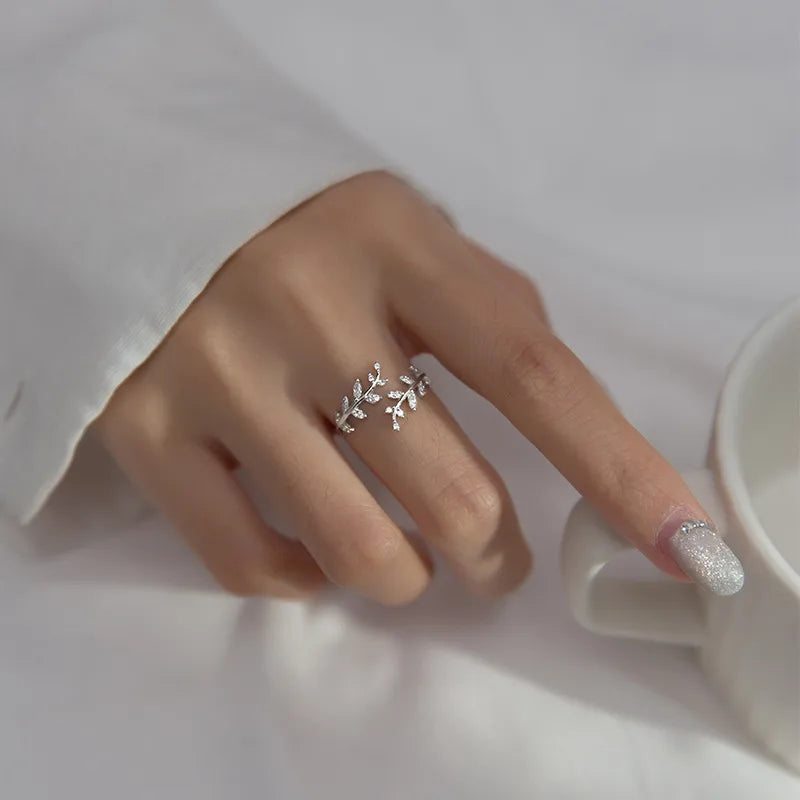 Anillo abierto de hoja con circonita, plata de ley 925 (platino)