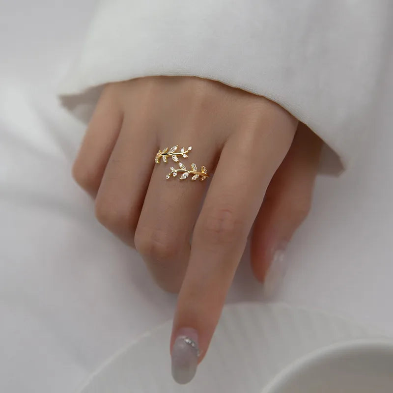 Anillo abierto de hoja con circonita, plata de ley 925 (oro)