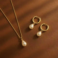 Set de collar y aretes con perla en gota, acero 304 con baño de oro 18k
