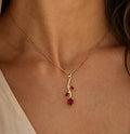 Collar colgante con patrón de rosa y circón