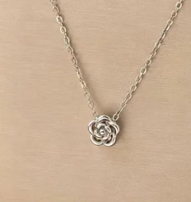 Collar con colgante de rosa